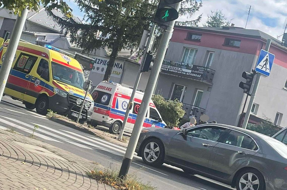 Tarnów. Chciała zdążyć na autobus i wpadła pod samochód