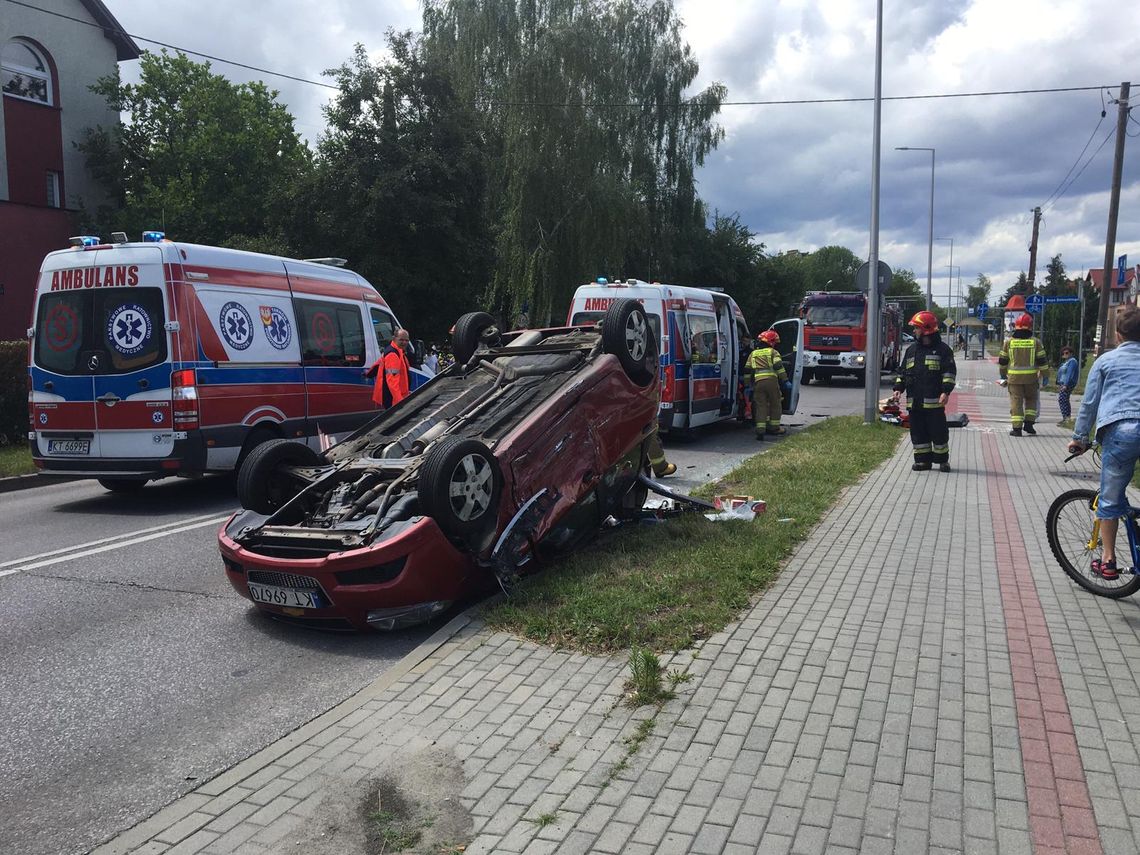 Tarnów. Dachowanie przy ul. Romanowicza. Są poszkodowani w tym dziecko