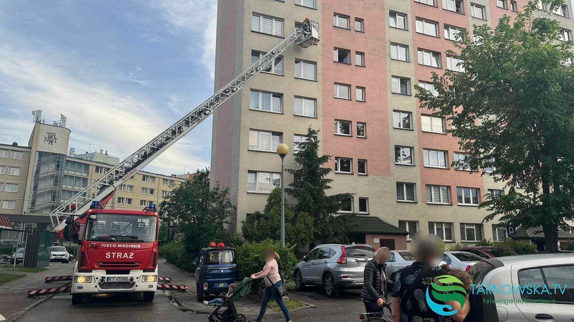 Tarnów. Dzieci miały siedzieć na parapecie okna bloku