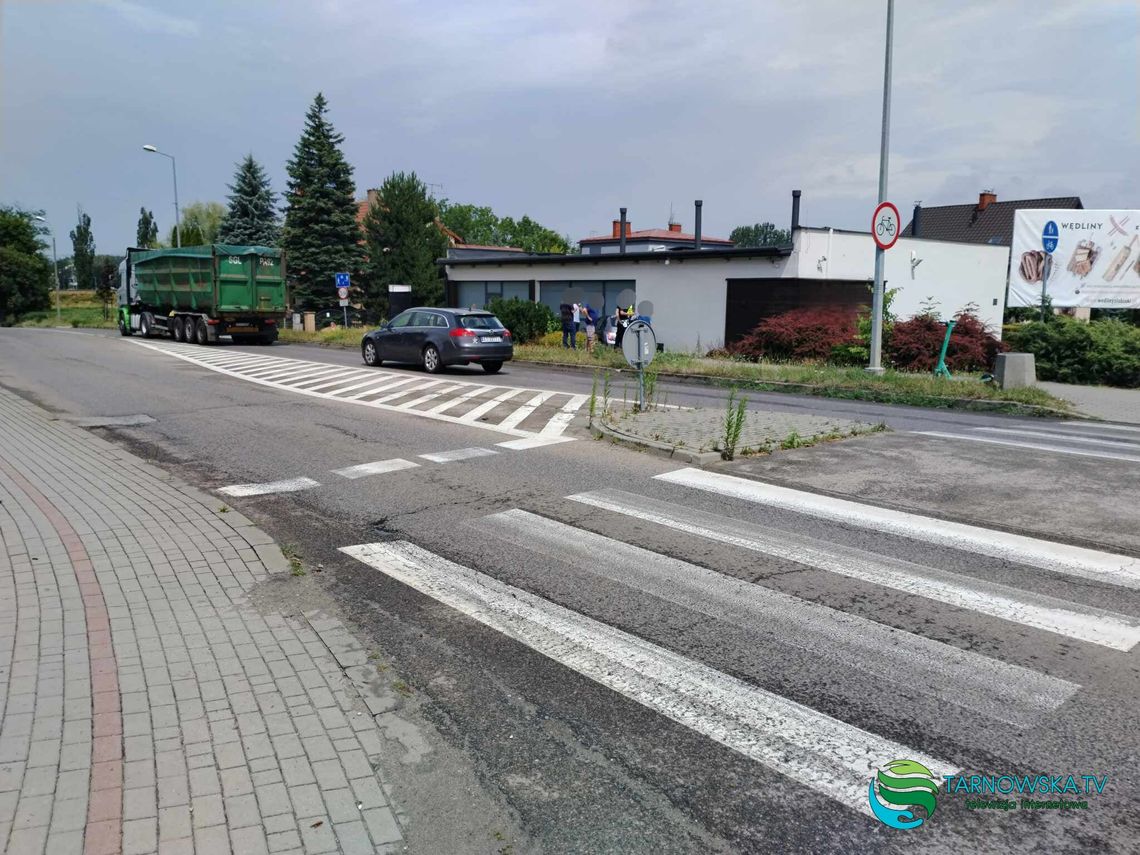 Tarnów. Kierująca nissanem wjechała w sklep
