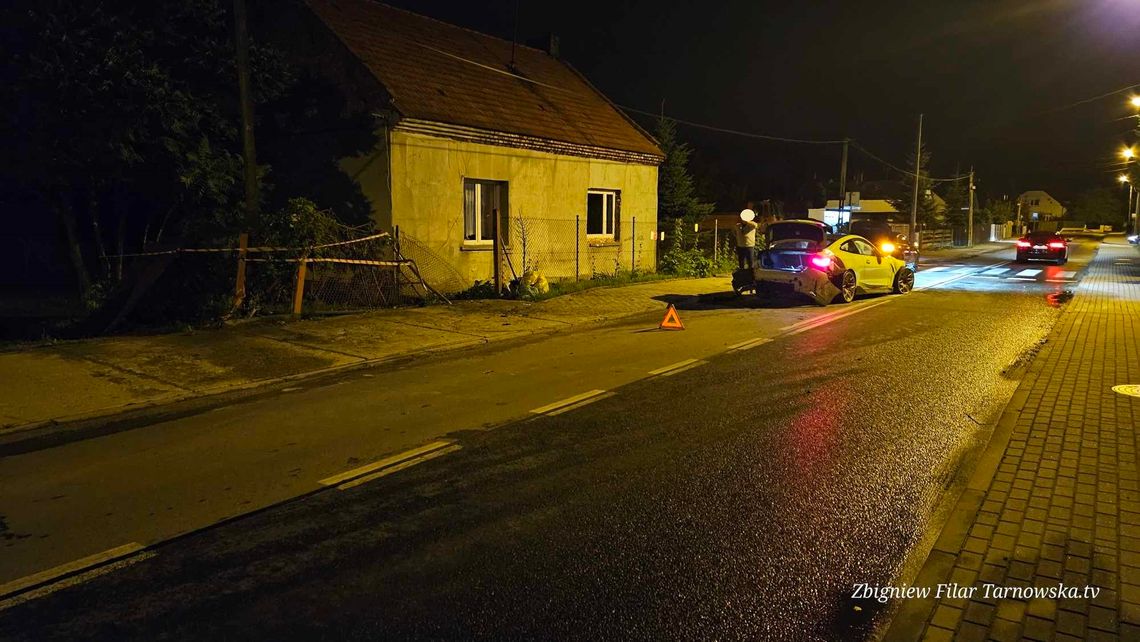 Tarnów. Kierujący samochodem bmw uszkodził ogrodzenie i słup telekomunikacyjny