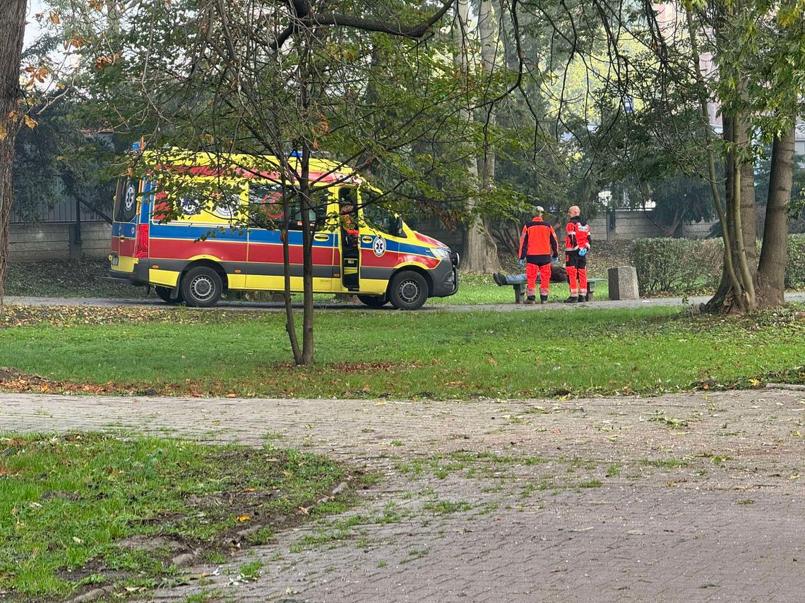 Tarnów. Mężczyzna leżał nieprzytomnie na ławce w parku