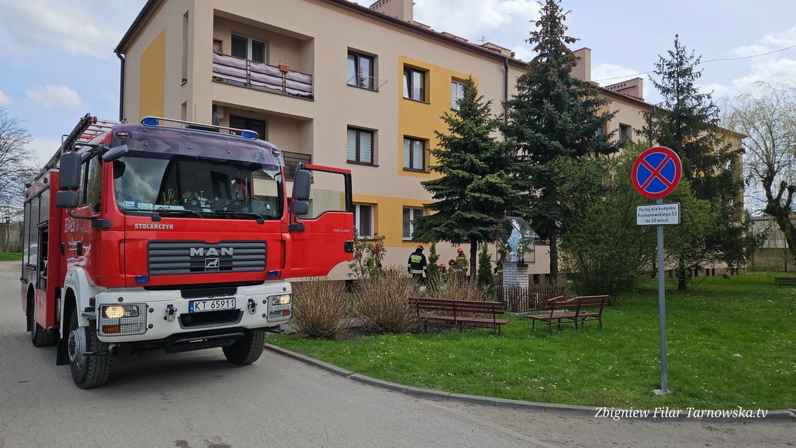 Tarnów. Mężczyzna siedział na parapecie i filmował otoczenie