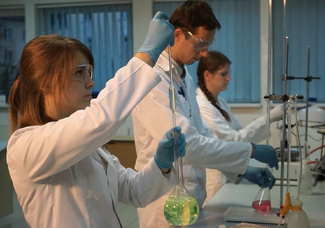 Tarnów. Naukowcy z PWSZ pomogą uczniom z maturą z chemii
