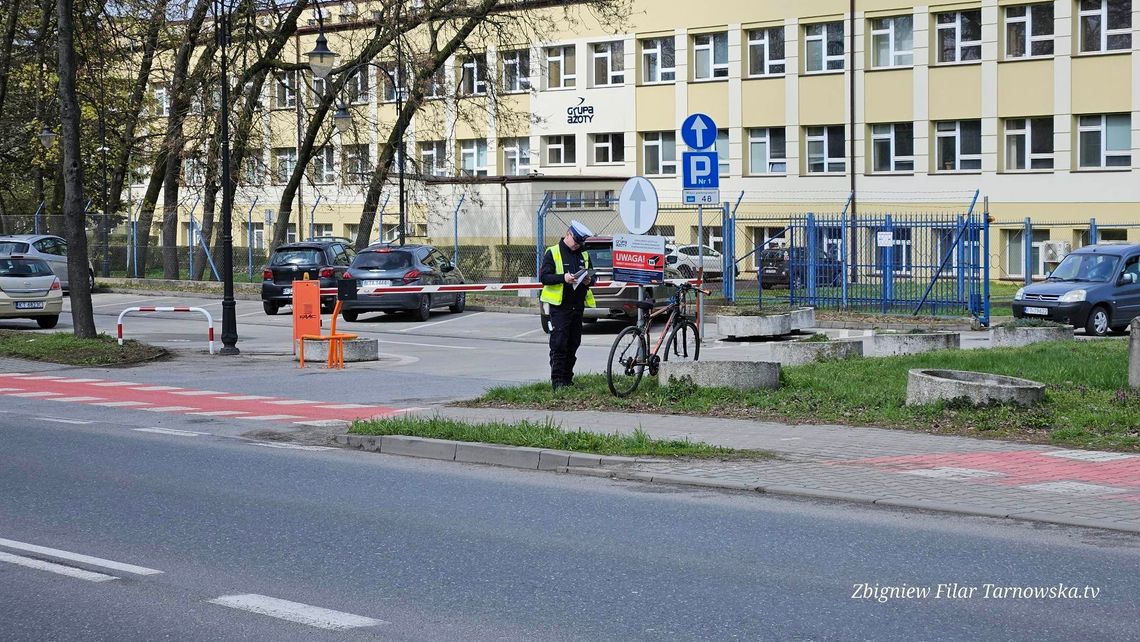 Tarnów. Potrącenie rowerzysty na ścieżce rowerowej. Mężczyzna trafił do szpitala