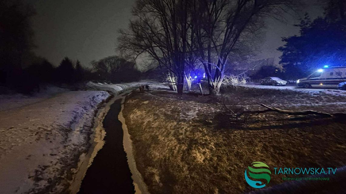 Tarnów. Strażacy wyciągnęli mężczyznę z rzeki Tarnów. Strażacy wyciągnęli mężczyznę z rzeki