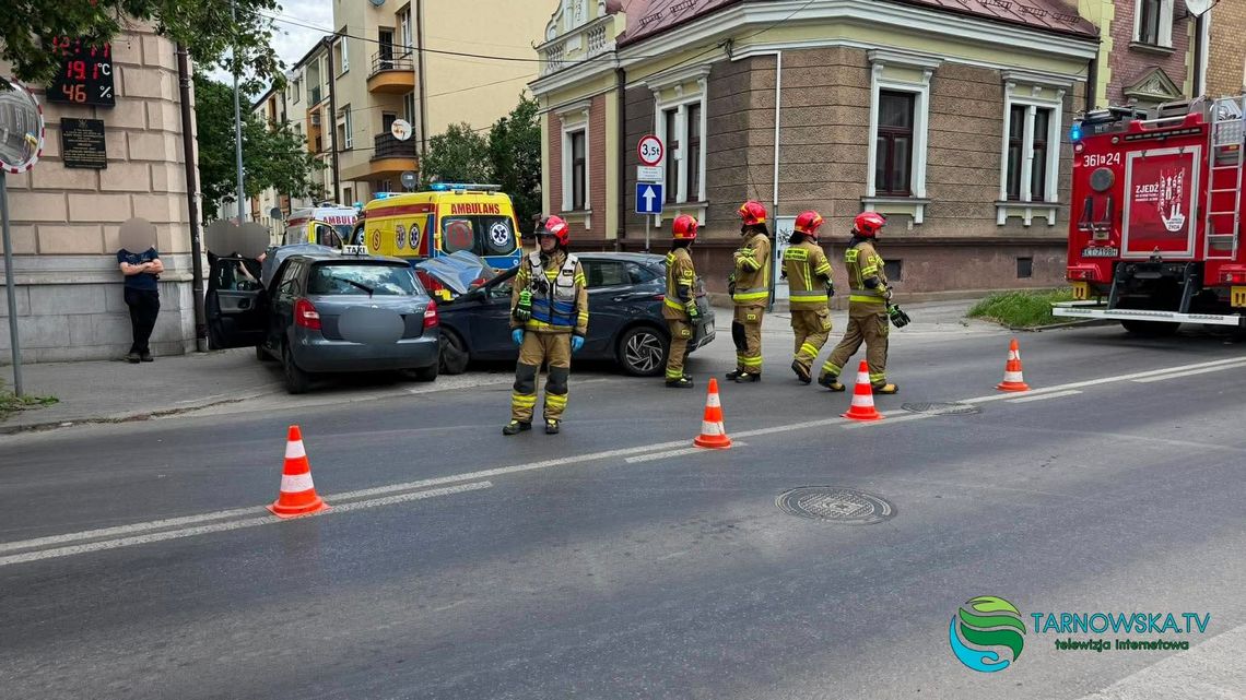 Tarnów. Zderzenie taksówki i samochodu osobowego. 6-letnie dziecko w szpitalu