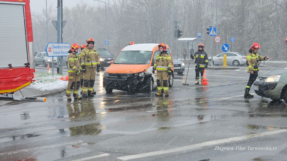 Tarnów. Zderzenie trzech samochodów na skrzyżowaniu ulic Nowodąbrowska i Błonie