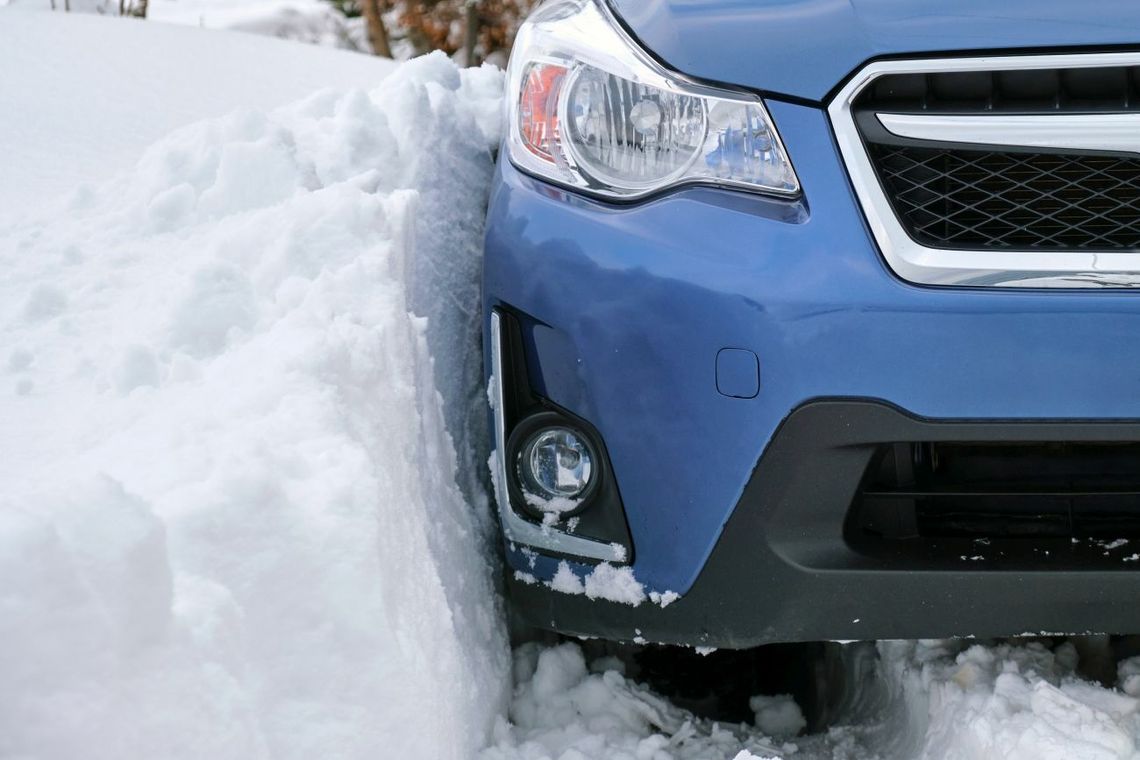 Techniki jazdy w głębokim śniegu – jak unikać utknięcia i utrzymać kontrolę?