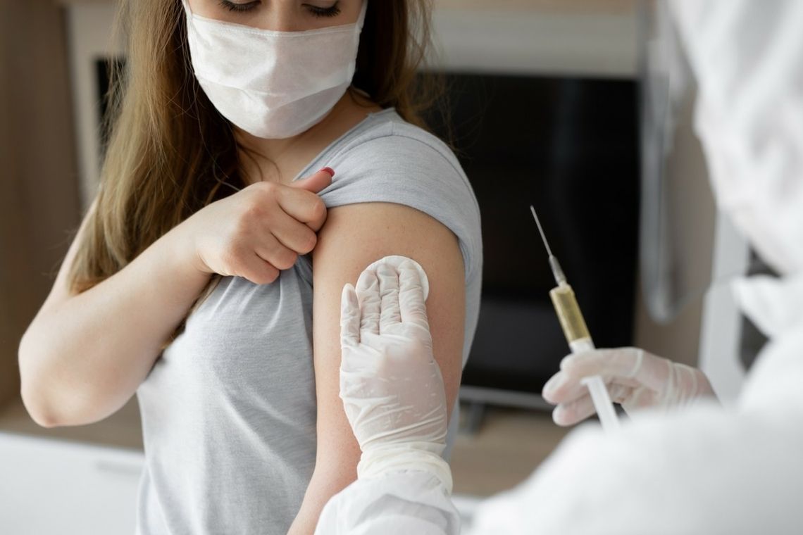 Tempo szczepień zwalnia. Rząd apeluje o pomoc do ważnej instytucji