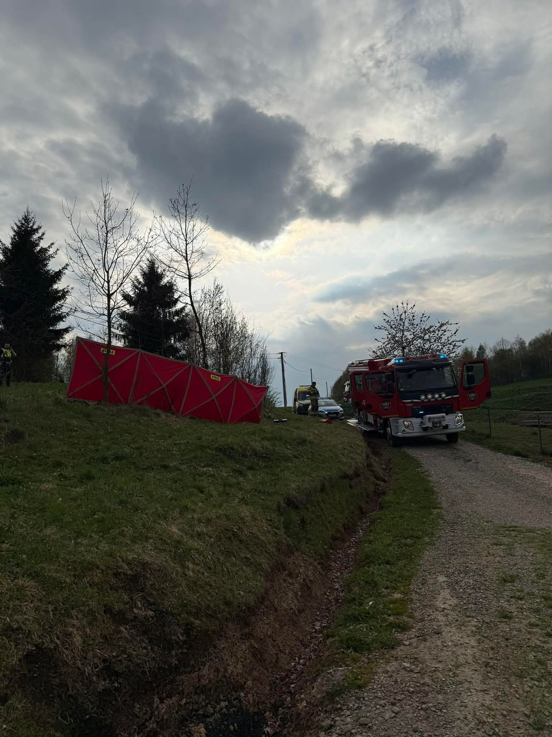 Tragedia podczas prac polowych. Nie żyje 54-letni kierowca ciągnika