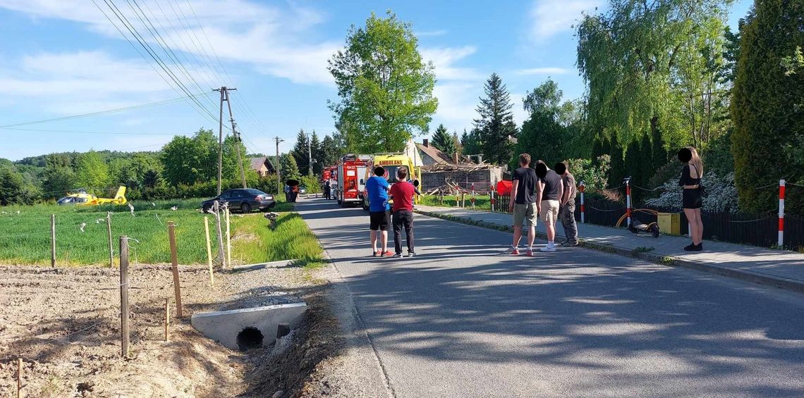 Tragedia w Dębnie podczas prac rozbiórkowych budynku gospodarczego. Jedna z poszkodowanych kobiet nie żyje