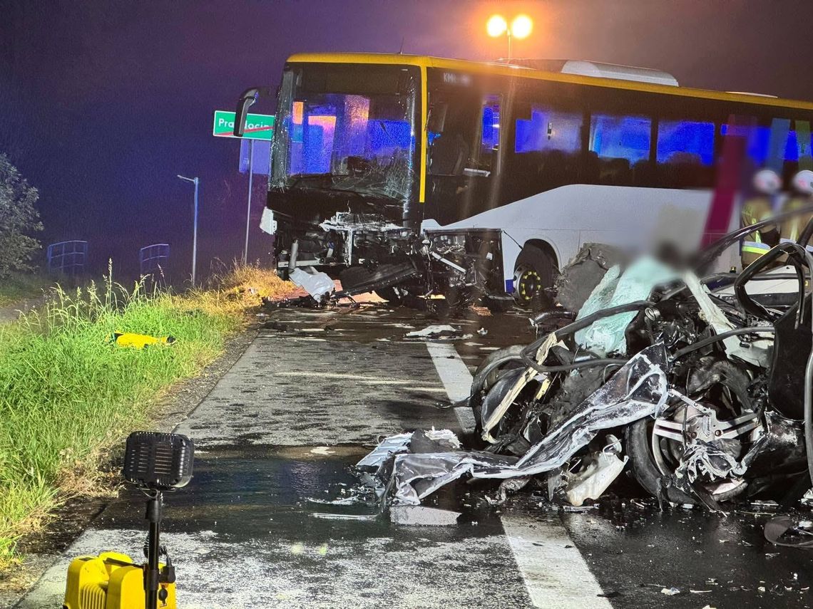 Tragiczna noc pod Krakowem. Samochód osobowy zderzył się z autobusem. Jedna osoba nie żyje Tragiczna noc pod Krakowem. Samochód osobowy zderzył się z autobusem. Jedna osoba nie żyje