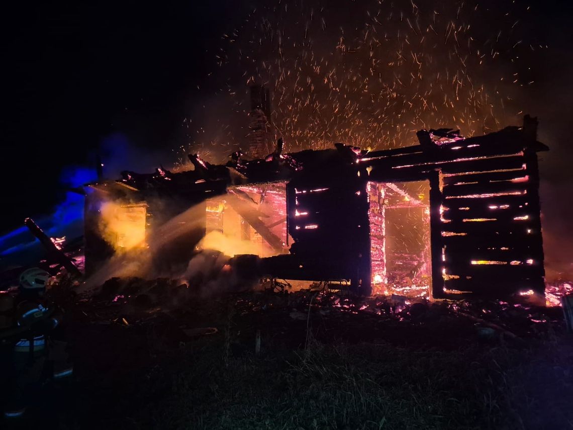 Tragiczny pożar w Dąbrówce Szczepanowskiej. W zgliszczach domu znaleziono dwa ciała a jedna osoba trafiła do szpitala Tragiczny pożar w Dąbrówce Szczepanowskiej. W zgliszczach domu znaleziono dwa ciała a jedna osoba trafiła do szpitala