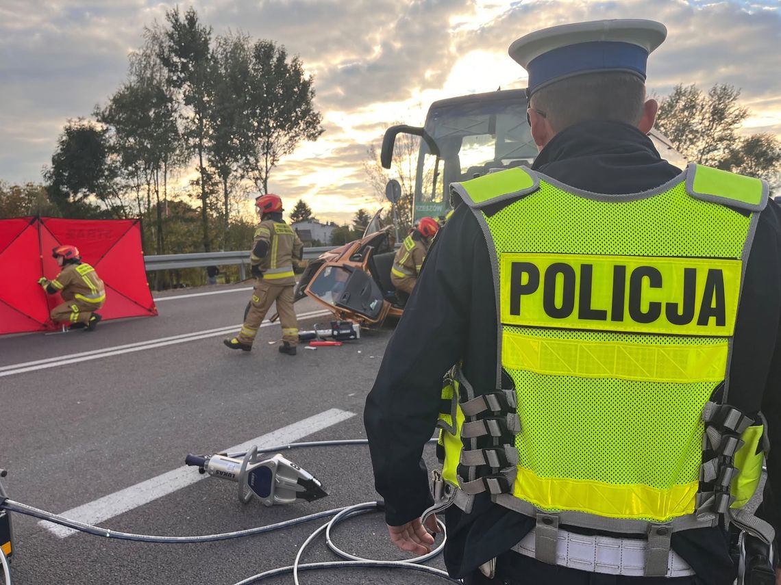Tragiczny wypadek na DK9 w Kupnie. Opel zderzył się z autobusem, nie żyją dwie kobiety Tragiczny wypadek na DK9 w Kupnie. Opel zderzył się z autobusem, nie żyją dwie kobiety