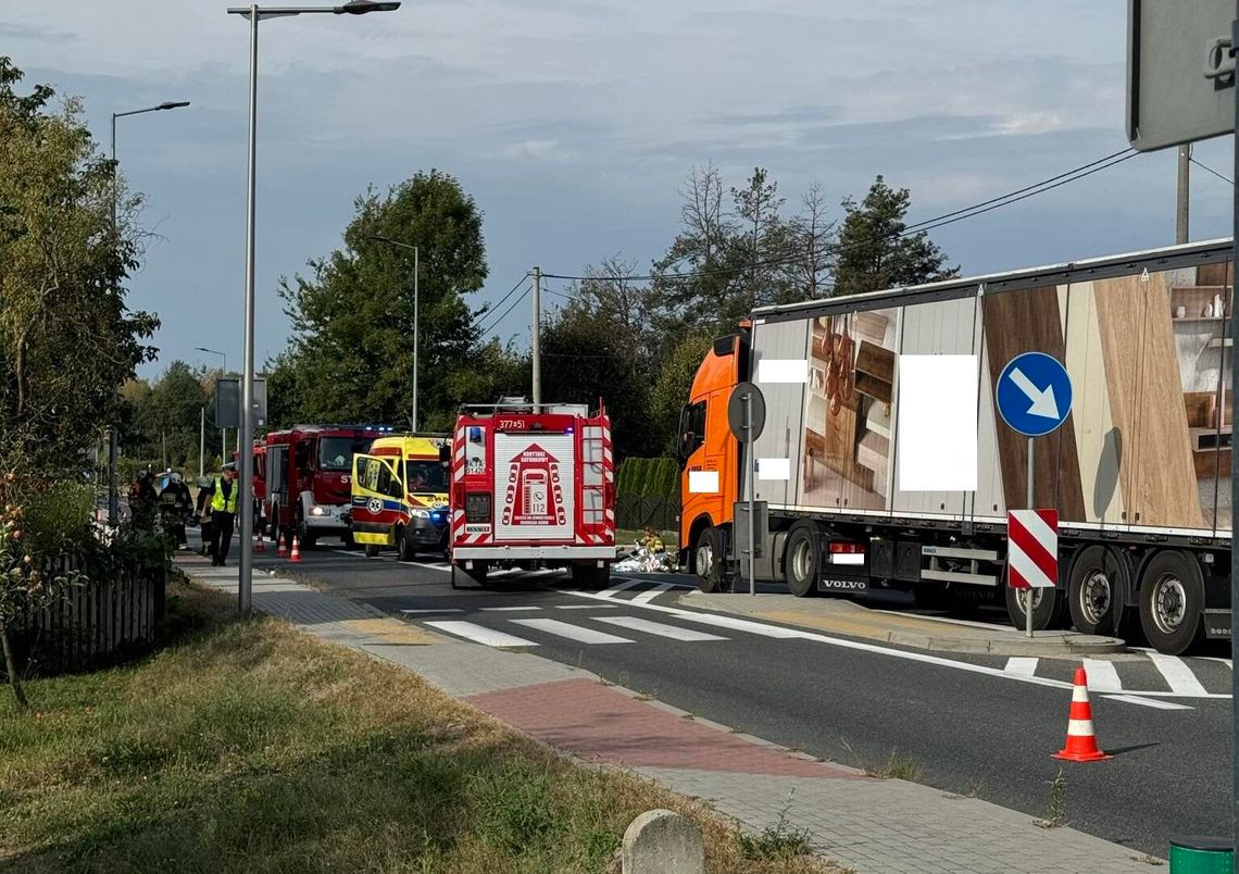 Tragiczny wypadek na drodze wojewódzkiej w Nowej Jastrząbce. Nie żyje pieszy!