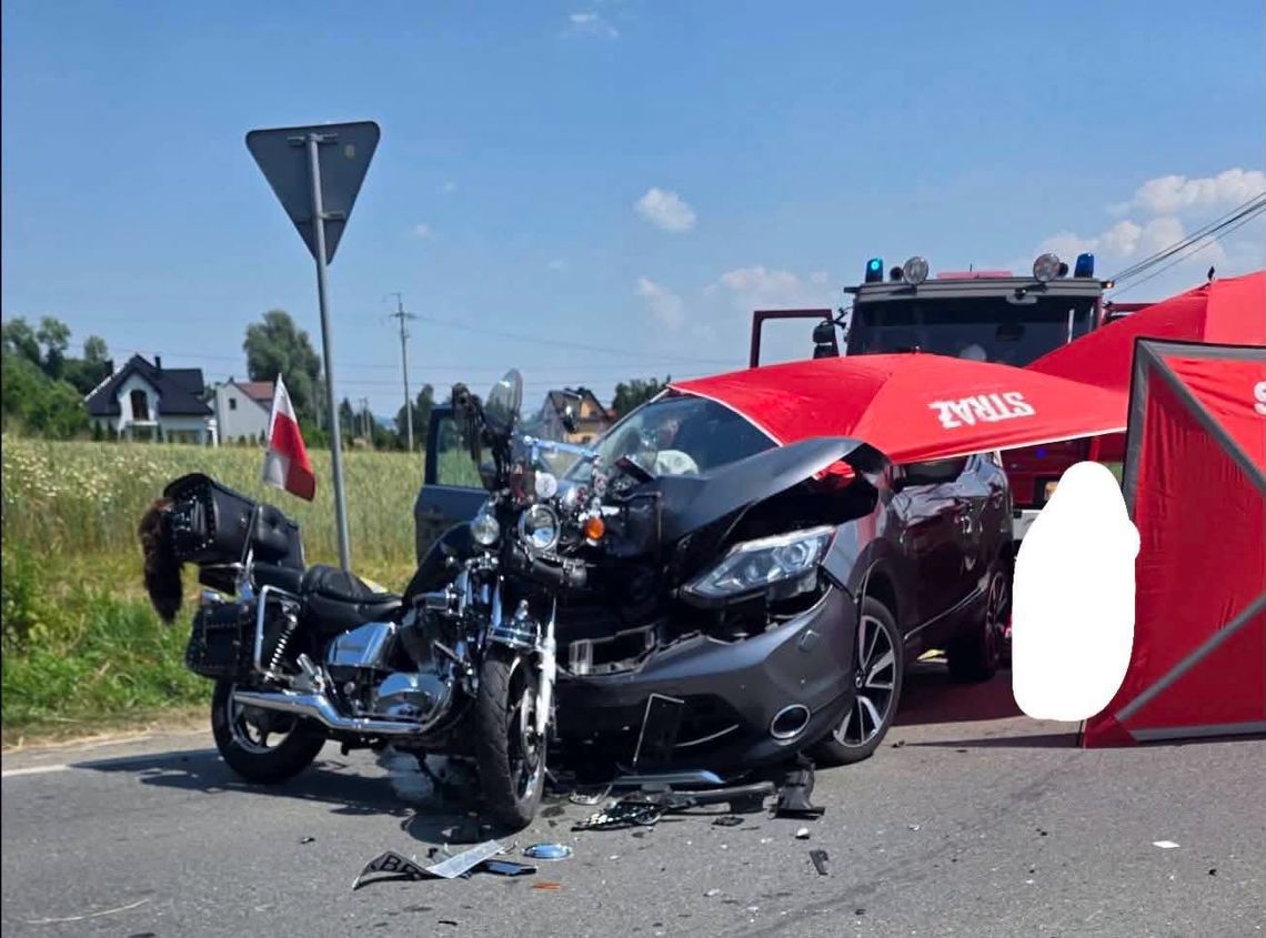 Tragiczny wypadek w Biskupicach Melsztyńskich. Nie żyje motocyklista po zderzeniu z samochodem