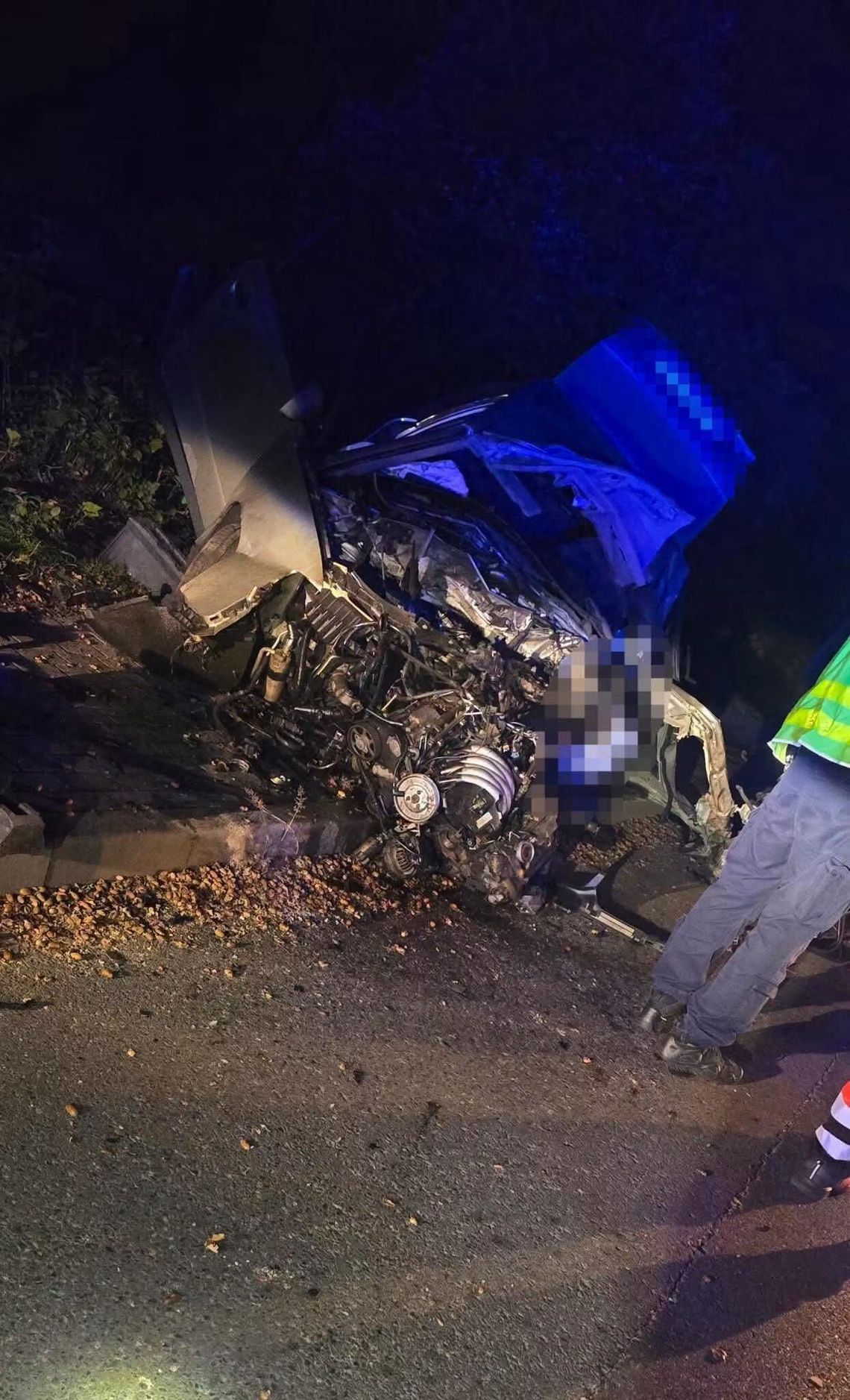 Tragiczny wypadek w Skidziniu. Samochód uderzył w drzewo. Nie żyje 20-letni kierowca