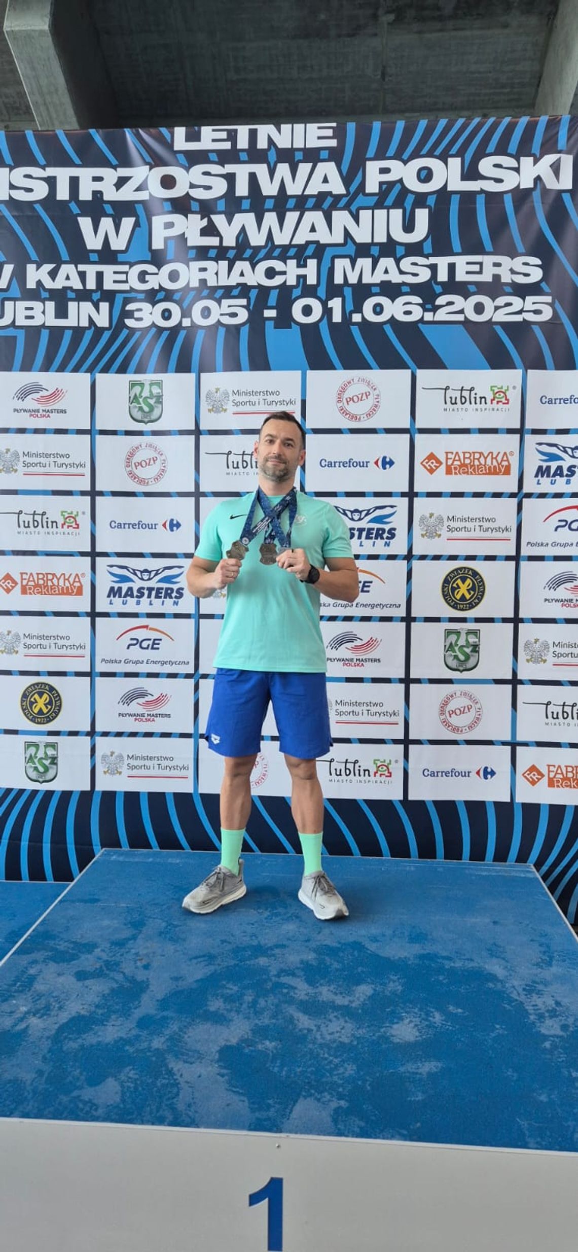 Trener UKS Peyomi Szymon Szwiec podwójnym Mistrzem Polski Masters w pływaniu