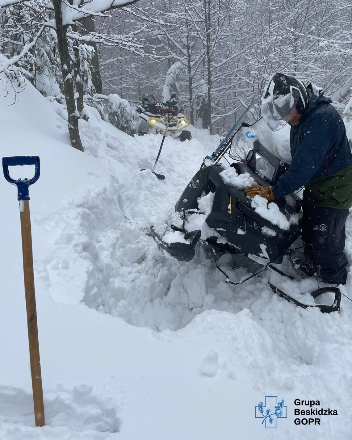 Trudne warunki na Babiej Górze. GOPR apeluje o rozwagę. Szlaki w Tatrach zamknięte Trudne warunki na Babiej Górze. GOPR apeluje o rozwagę. Szlaki w Tatrach zamknięte