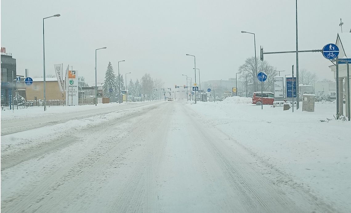 Trudne warunki na drogach. W regionie tarnowskim intensywnie pada śnieg