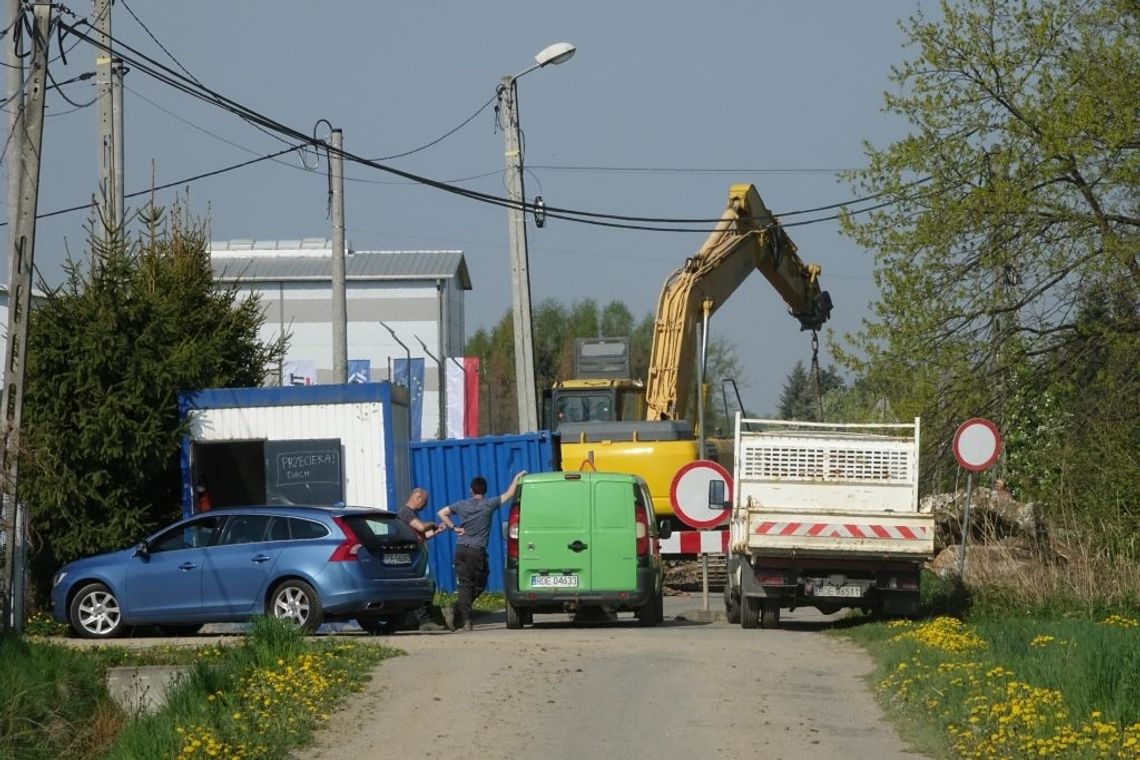 Trwa rozbiórka mostu obok Zakładu Usług Komunalnych w Woli Dębińskiej