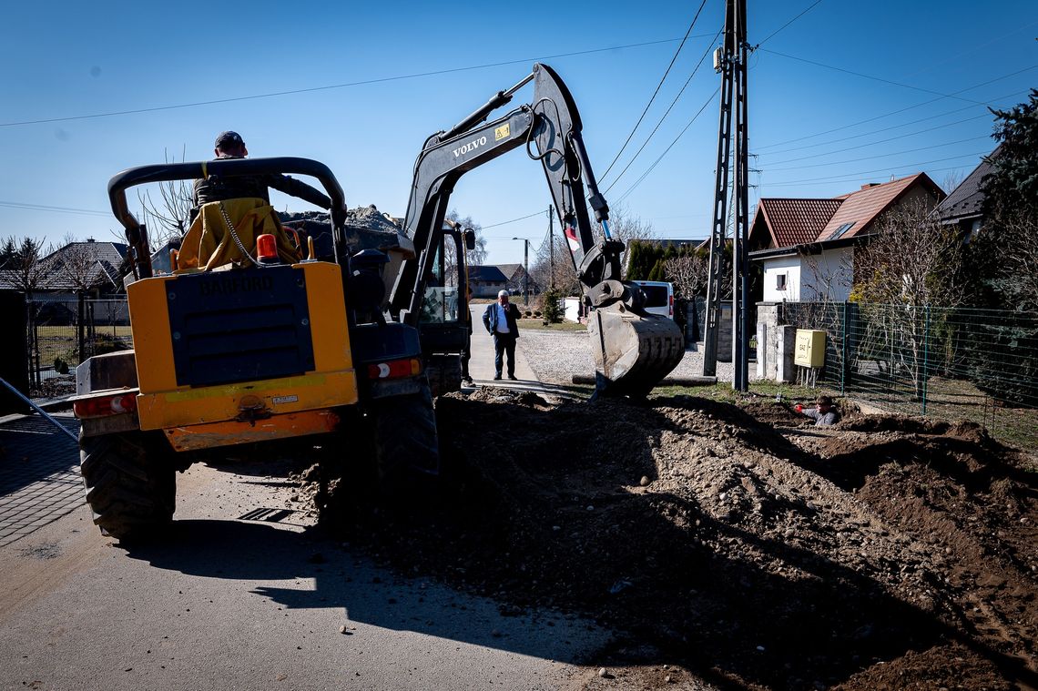 Trwają prace przy budowie kanalizacji w Łukanowicach