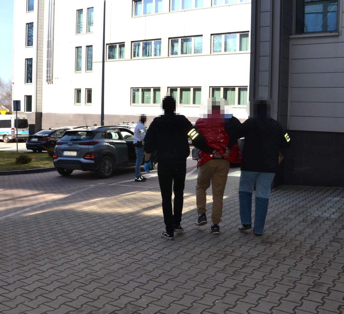 Trzech podejrzanych o usiłowanie wymuszenia rozbójniczego w rękach sądeckich policjantów