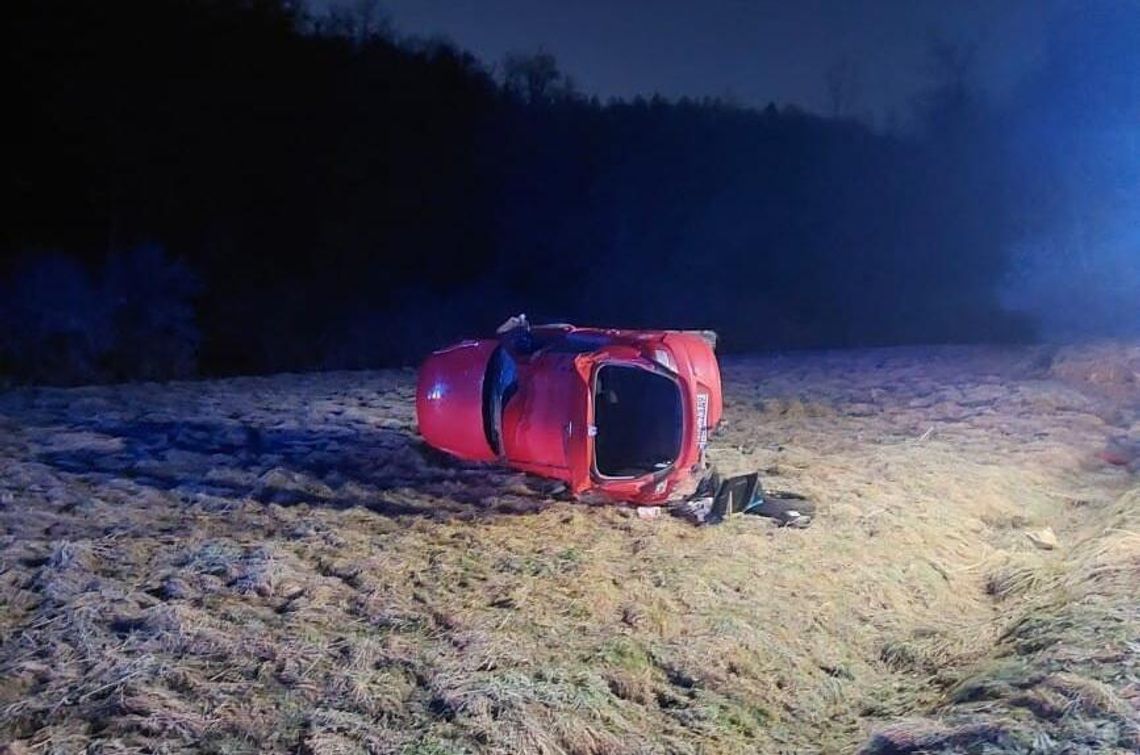 Trzy kobiety w szpitalu po dachowaniu samochodu w Bochni