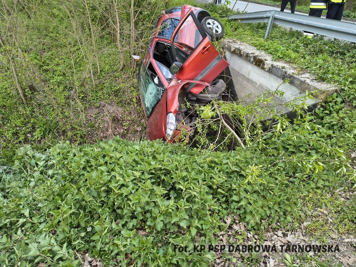 Trzy osoby poszkodowane w wypadku osobówki w powiecie dąbrowskim