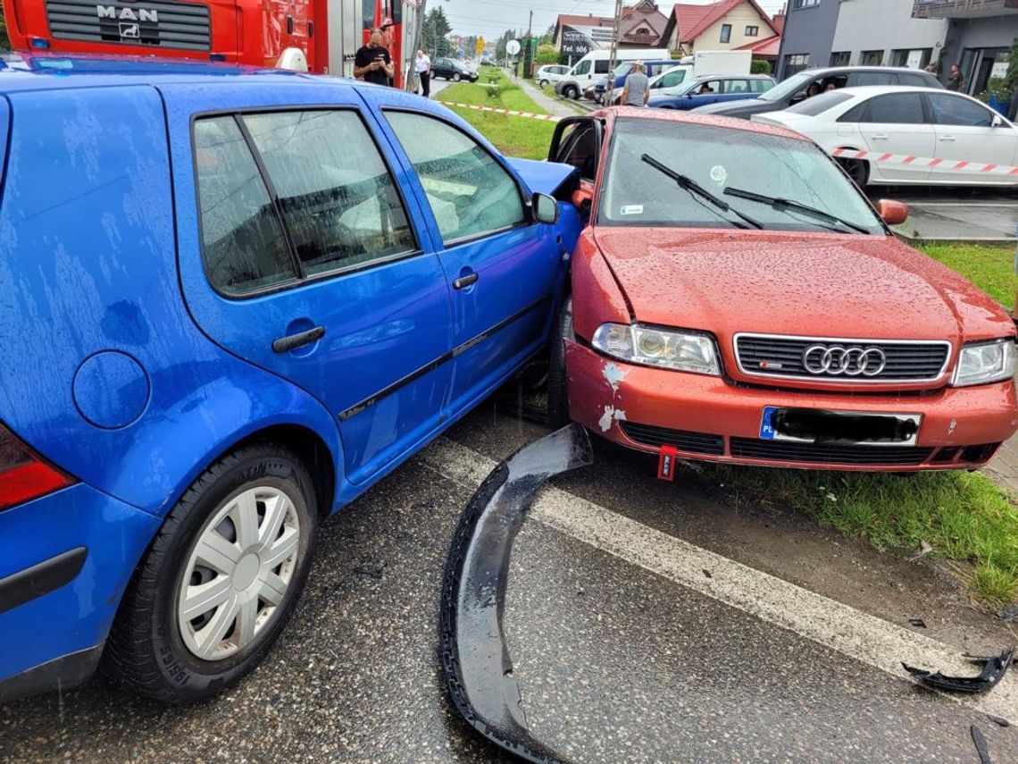 Trzy samochody zderzyły się w Dąbrowie Tarnowskiej. Dwie osoby zostały poszkodowane