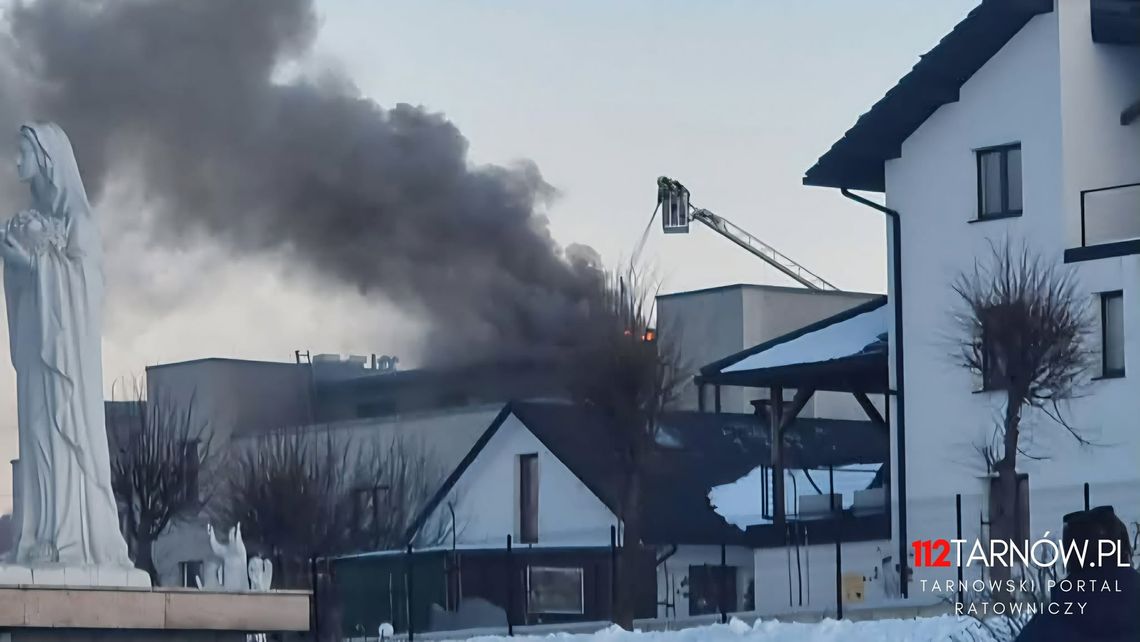 Tuchów. Pożar poddasza na budowie budynku użyteczności publicznej
