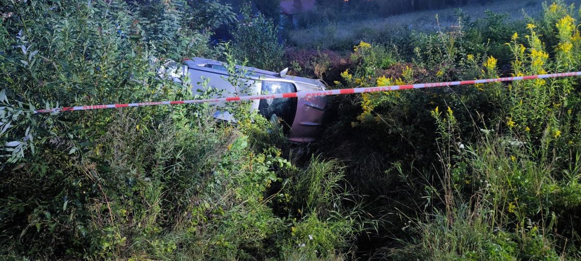 Uciekł po dachowaniu skradzionym autem. Wpadł w ręce dąbrowskich policjantów