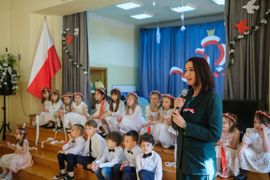 Uczniowie ze SP nr 24 w Tarnowie w patriotycznym repertuarze Uczniowie ze SP nr 24 w Tarnowie w patriotycznym repertuarze