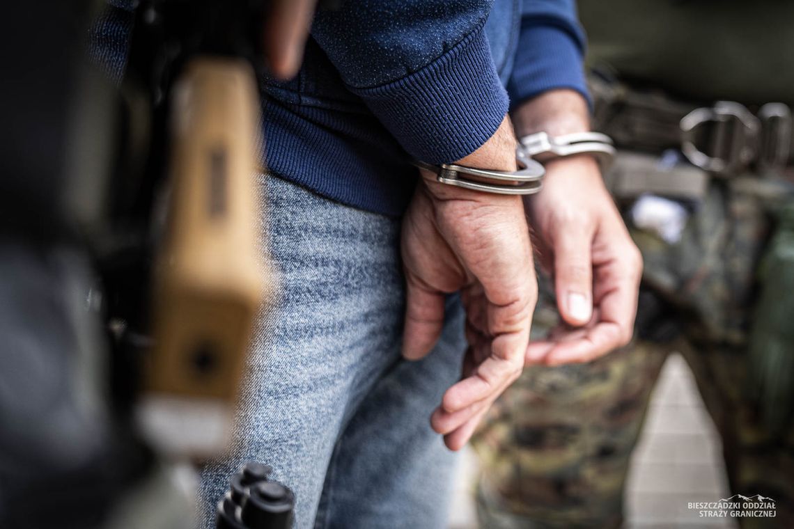 Ukrywał się przez 12 lat. Policjanci zatrzymali go, gdy kończył zakupy Ukrywał się przez 12 lat. Policjanci zatrzymali go, gdy kończył zakupy