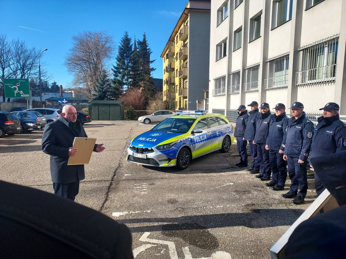 Uroczyste przekazanie radiowozu policjantom z Tarnowa