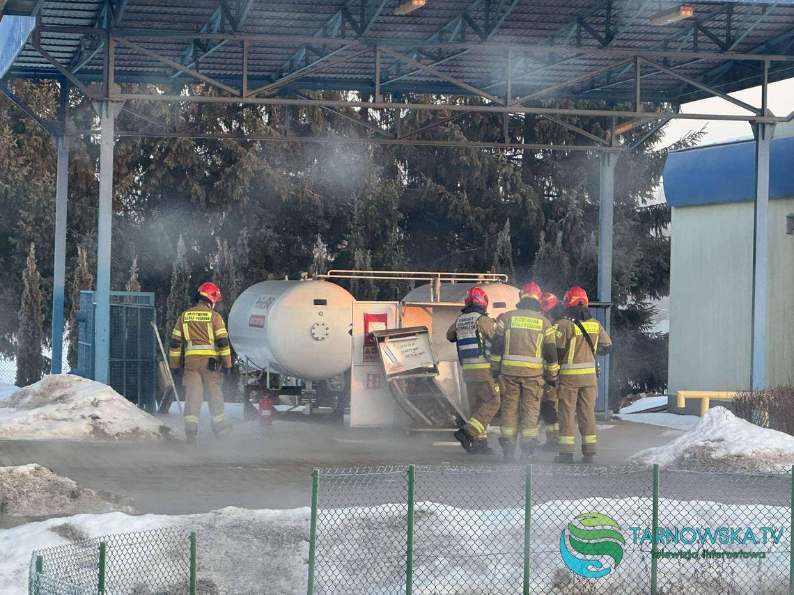 Uszkodzenie dystrybutora i wyciek gazu na stacji paliw pod Tarnowem