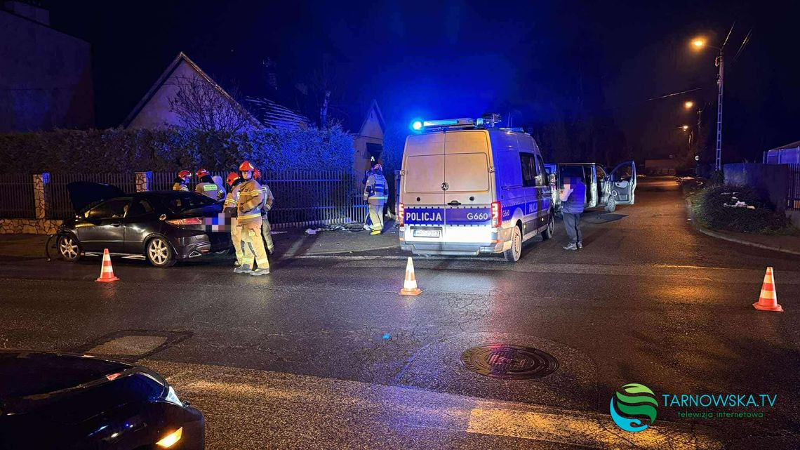 Uszkodzone ogrodzenie, złamany słup i rozbite samochody. Kolizja w Mościcach