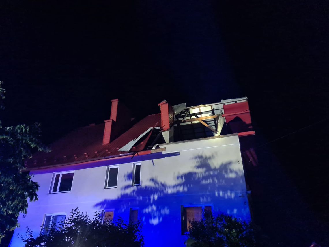 Uszkodzony dach, zerwane linie energetyczne i powalone drzewa na Powiślu Dąbrowskim