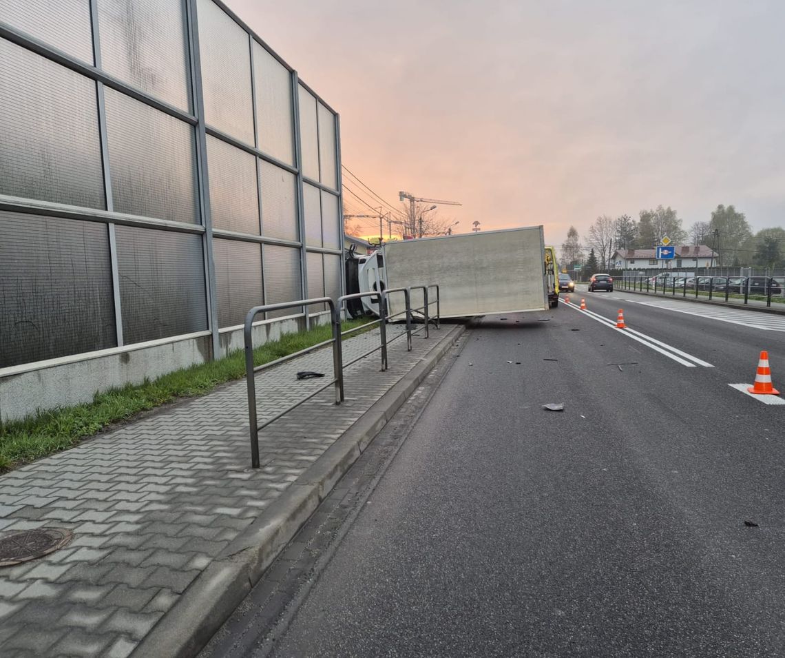 Utrudnienia na DK 94 w powiecie Brzeskim. Przewrócona ciężarówka blokuje pas ruchu