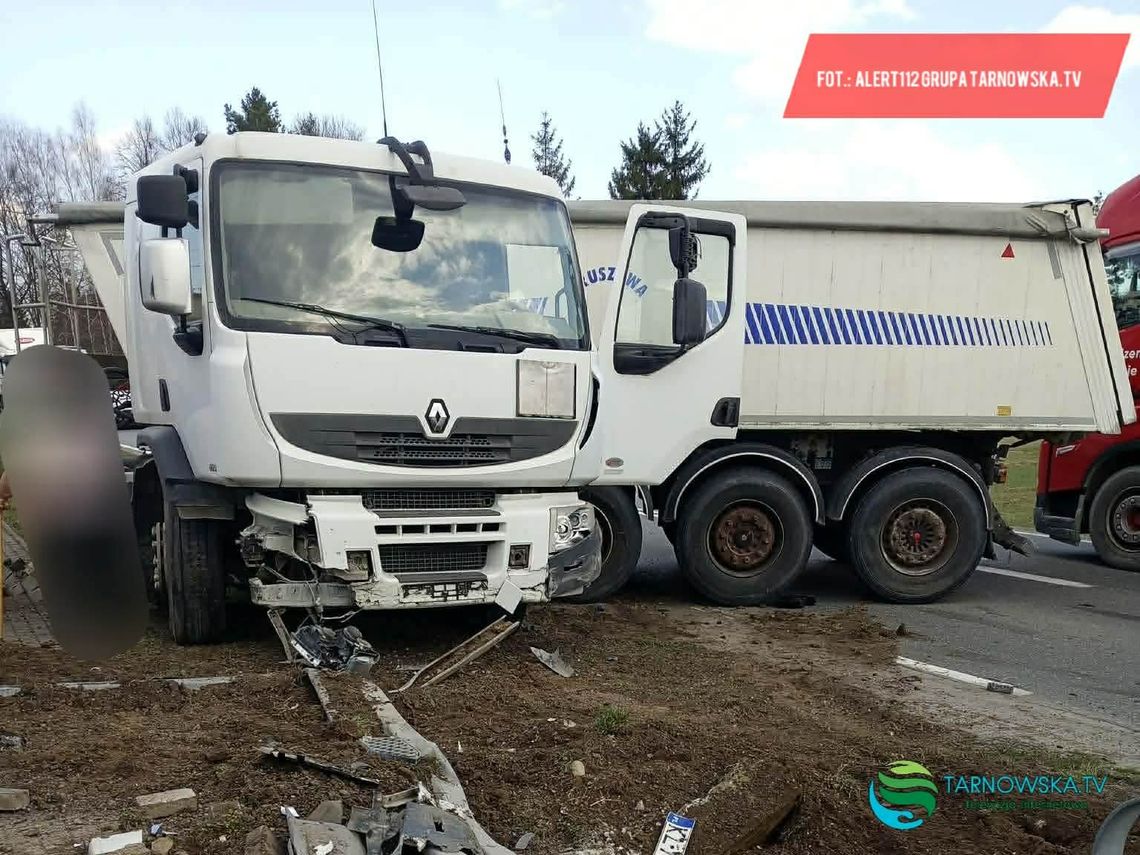 Ciężarówka pod Wojniczem wpadła do rowu! Kierowcy musieli liczyć się z utrudnieniami