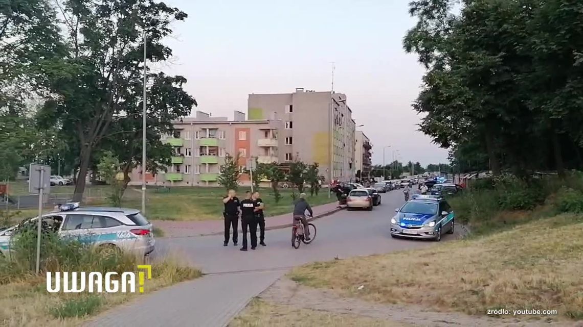 Uwaga! TVN: Starcie Polaków i Romów w Mielcu. W grupę ludzi wjechał rozpędzony samochód
