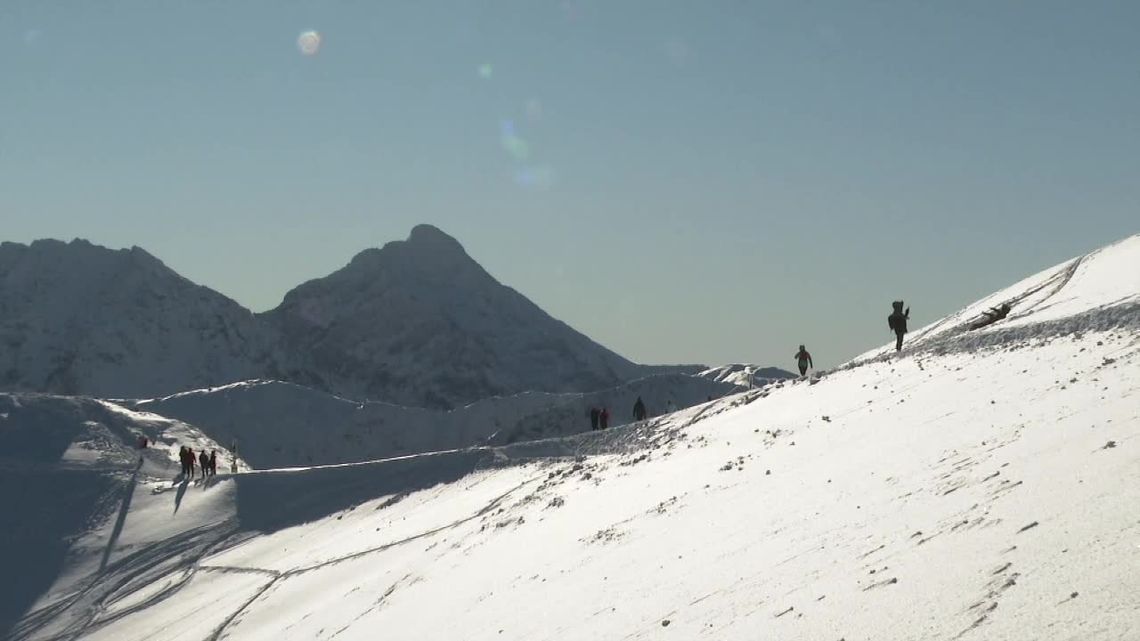 „W górach zimą nie można powiedzieć, że teren jest bezpieczny”. TOPR i przewodnicy apelują o rozwagę w Tatrach