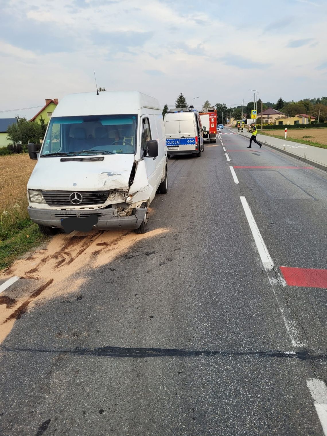 W Kończyskach doszło do zderzenia busa dostawczego z osobówką