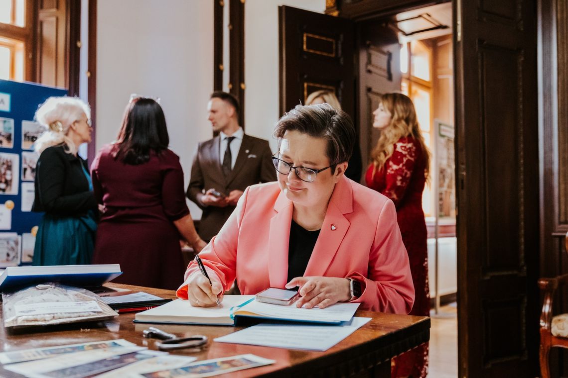 Wiceministra edukacji z wizytą w Szczurowej. Rozmawiano o roli edukacji dorosłych