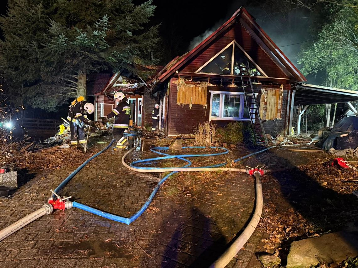 Wielogodzinna akcja gaśnicza w gminie Ryglice. Palił się dom w Uniszowej