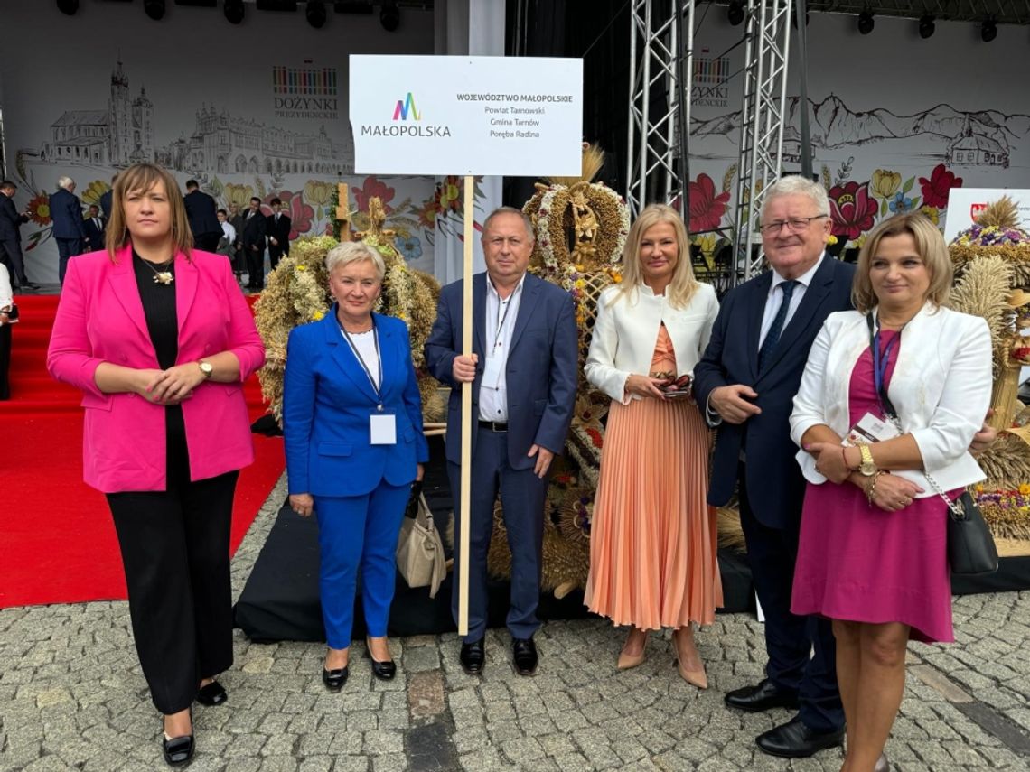 Wieniec dożynkowy z Poręby Radlnej na Dożynkach Prezydenckich w Warszawie