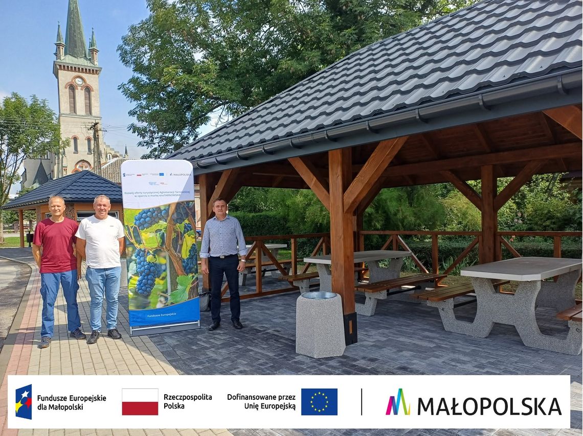 Wietrzychowice z nową infrastrukturą dla rowerzystów. Odebrano wiatę turystyczną w centrum miejscowości Wietrzychowice z nową infrastrukturą dla rowerzystów. Odebrano wiatę turystyczną w centrum miejscowości