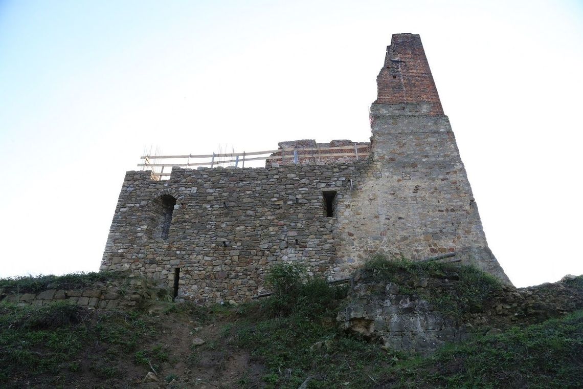 Wieża zamku w Melsztynie ma już przeszło 7 metrów