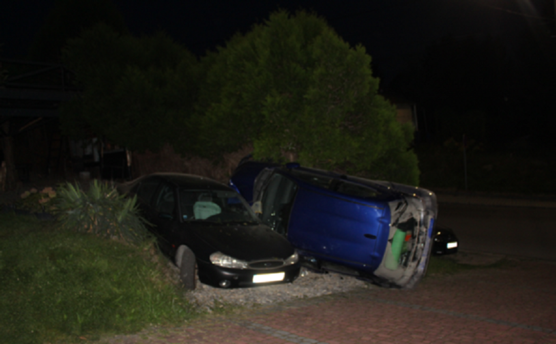 Wjechał pijany na posesję, uszkodził inne samochody i uciekł